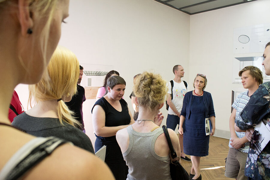 Komentovaná prohlídka výstavy s V. Chalánkovou a T. Petiškovou (foto: L. Sedláčková)